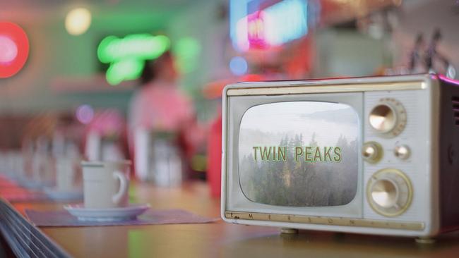 Bildschirm mit Twin Peaks Schriftzug