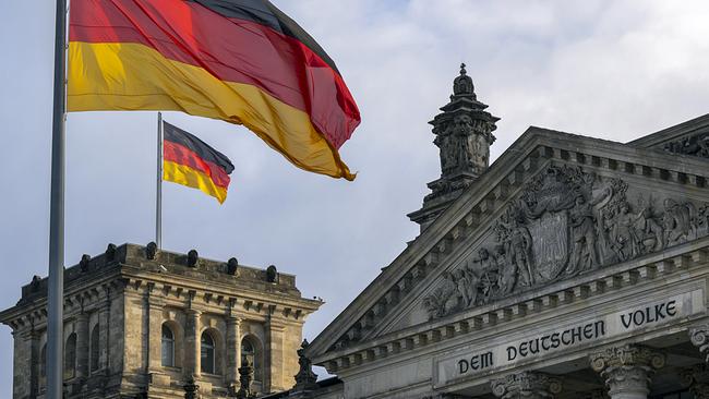 Die Deutschlandfahnen auf dem Reichstagsgebäude