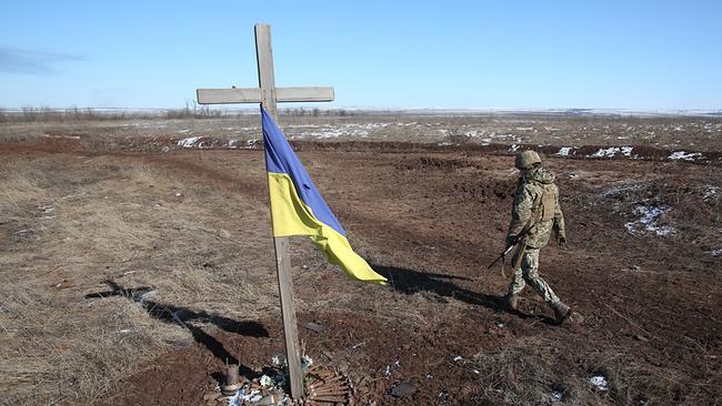 Holzkreuz mit ukrainischer Flagge