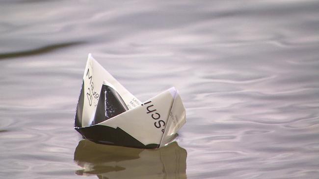 © ORF Papierschiffchen auf Wasser