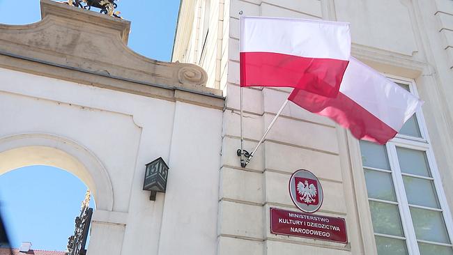 Fahne Polen an Kulturministerium Warschau