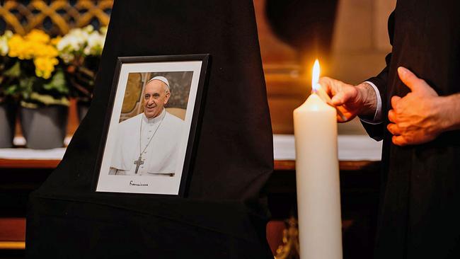 © APA/dpa/Philipp von Ditfurth Foto Papst Franziskus, Kerze wird angezündet