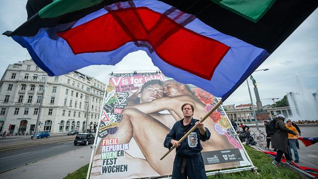 © APA/Georg Hochmuth Milo Rau vor Plakat der Wiener Festwochen