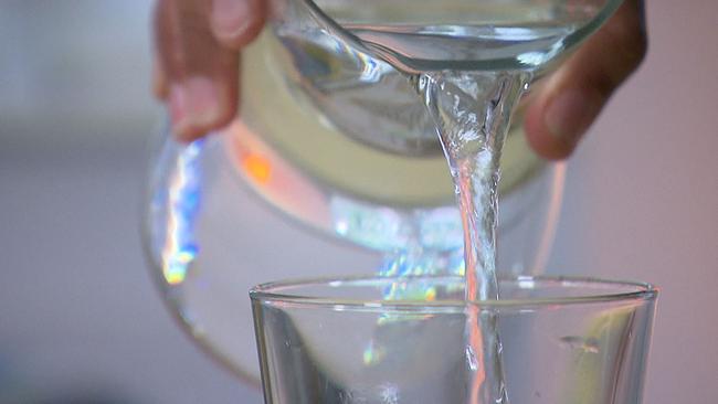 © ORF Wasser wird in Glas eingeschenkt