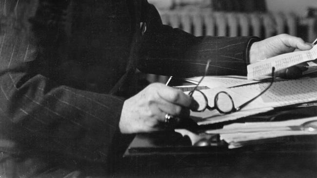 © dpa/Fred Stein Thomas Manns Hände agieren am Schreibtisch