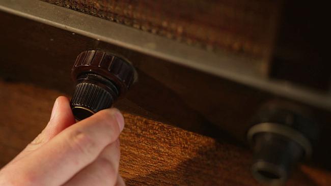 © ORF Hand dreht an Regler an altem Radio
