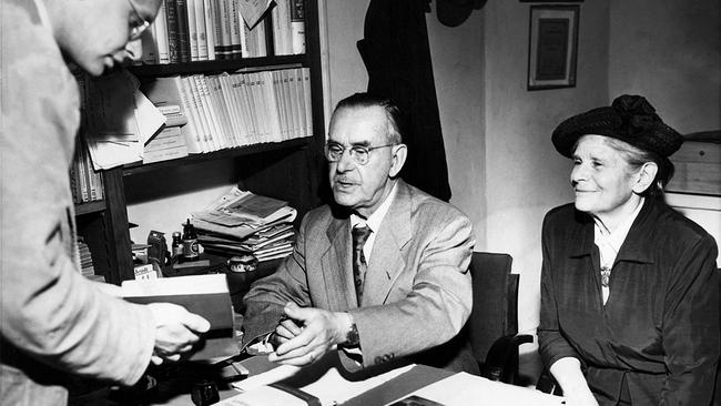 © APA/AFP/ACME Thomas Mann 1959 signiert eines seiner Werke