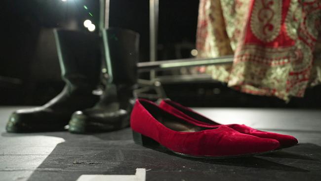 © ORF Schwarze Stiefel & rote Samtballerinas