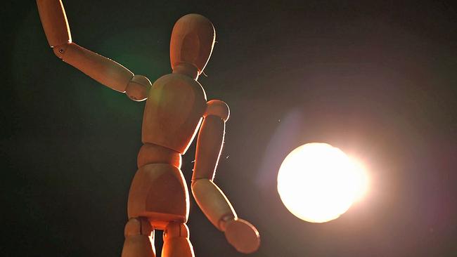 © ORF Holzpuppe im Scheinwerferlicht
