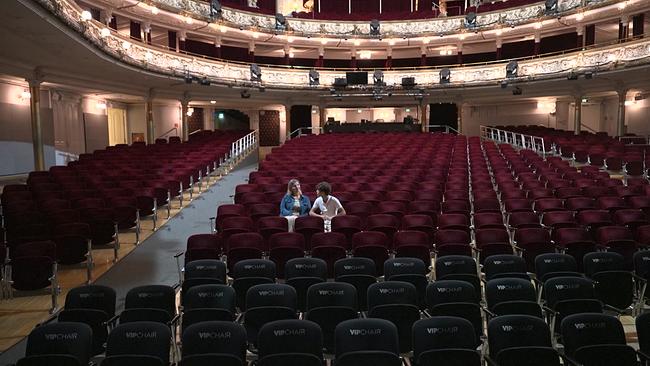 © ORF Zwei Menschnen sitzen im sonst leeren Theaterzuschauerraum