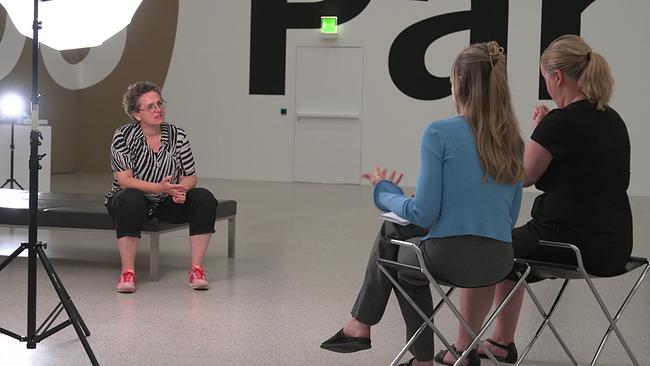 © ORF Gehörlose Frau im Interview in Ausstellung