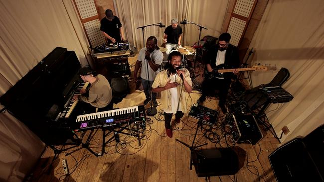© ORF Jahson The Scientist mit Band