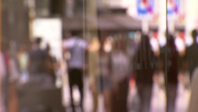 Unscharfes Bild von Menschen auf Straße