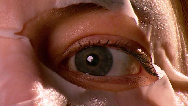 © ORF Augen mit Kosmetikmaske