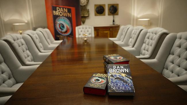 Dan Brown Cover neues Buch auf Konferenztisch liegend
