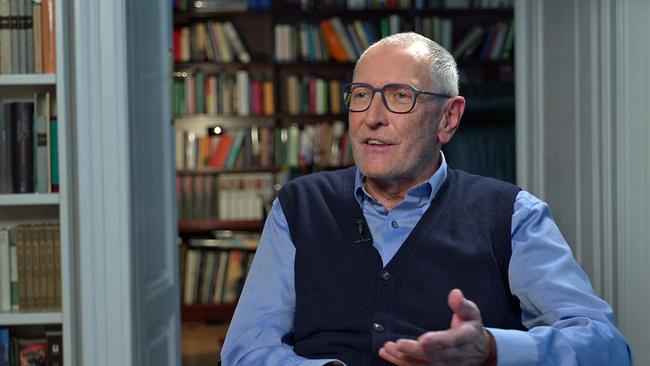 Konrad Paul Liessmann beim Interview vor Bücherwand