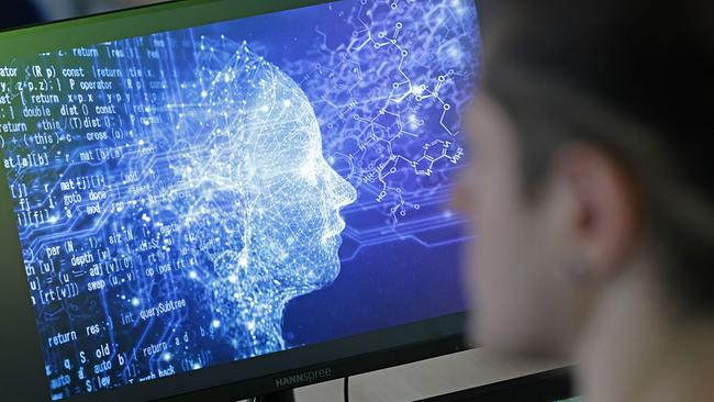 Mann schaut auf Monitor mit KI-Gesicht