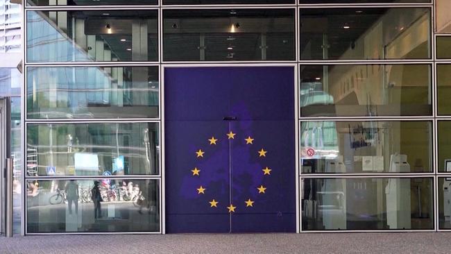 © ORF Glastüre im Look der EU-Fahne, blau mit gelben Sternen