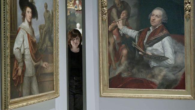 © ORF Tanja Maljartschuk zwischen zwei historischen Gemälden