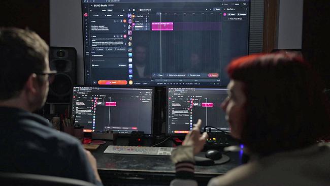 Musikcomputer mit unscharfen Gesichtern davor