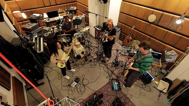 Nenda mit Band im Probenraum