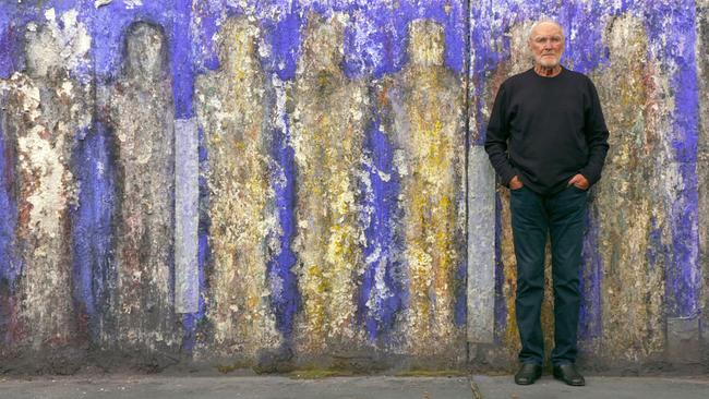 Valentin Oman vor einem seiner Werke