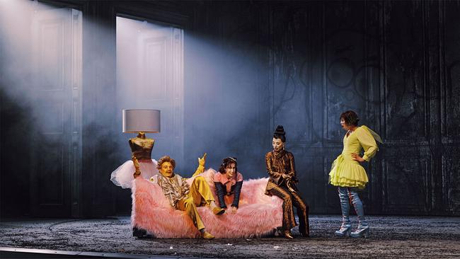 Ensemble von Achenbrödls Traum auf rosa Plüschcouch