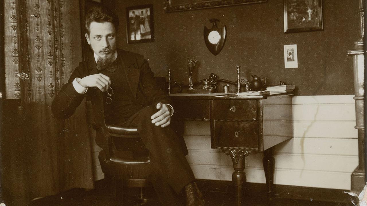 SW Foto von Rainer Maria Rilke Herbst 1901, am Schreibtisch im Westerweder Heim