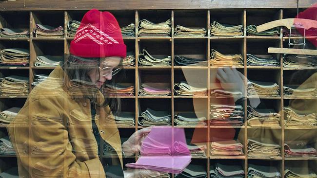 Franziska Füchsl blättert in Papieren