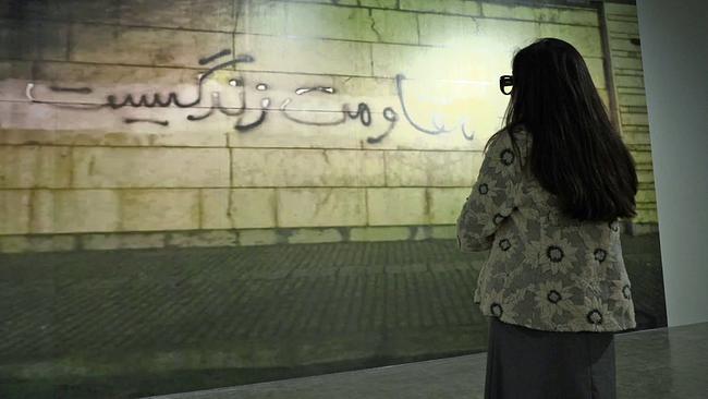 Ausstellungsansicht mit Künstlerin Chalisée Naamani