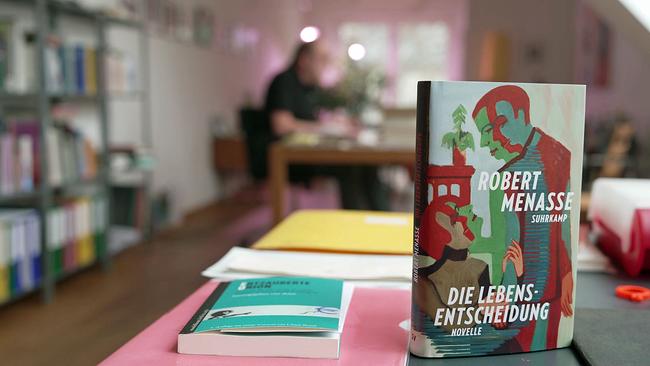 © ORF Robert Menasses unscharf, im Vordergrund sein Buch