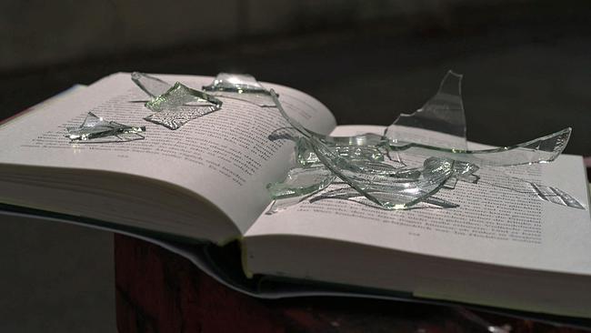 © ORF Aufgeschlagenes Buch mit großen Glassplittern