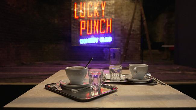 © ORF Kaffeehäferln mit Hintergrund Leuchtschrift Lucky Punsch Comedy Club