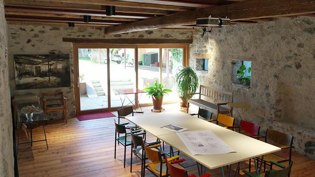 Baukultur - MOdernes Esszimmer in alten Gemäuern