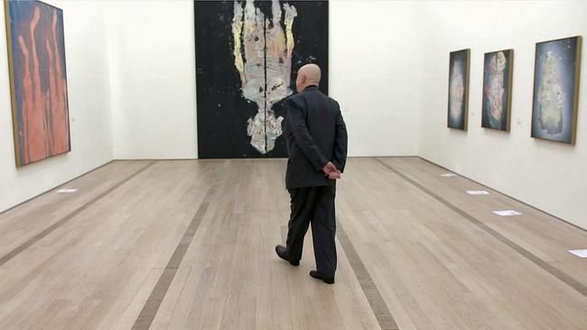 Georg Baselitz auf seine Kunstwerke zugehend