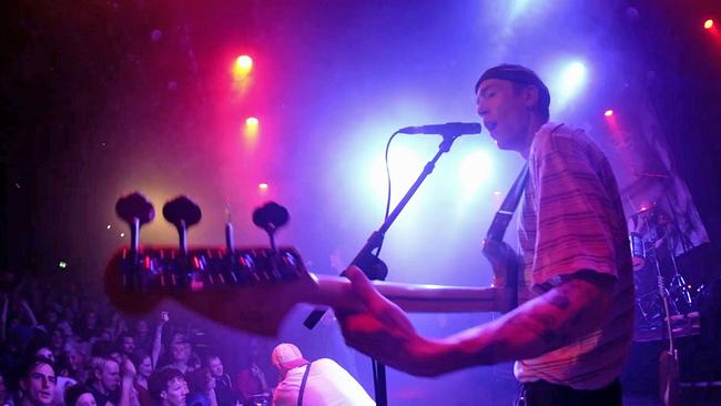 Sänger Andreas Schneider von "Anda Morts" mit Gitarre auf Bühne