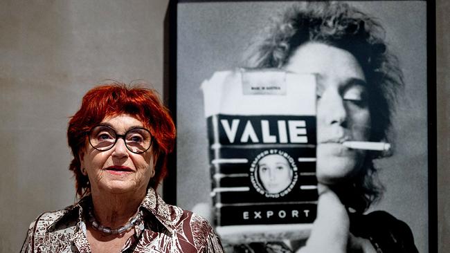 VALIE EXPORT vor fotografischem Selbstporträt