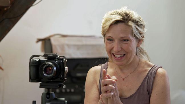 Casterin Martina Poel gibt Anweisung neben Kamera