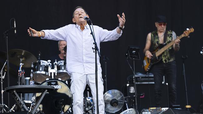 Wolfgang Ambros singend auf Bühne