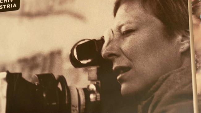 Käthe Kratz in jungen Jahren schaut durch Filmkamera