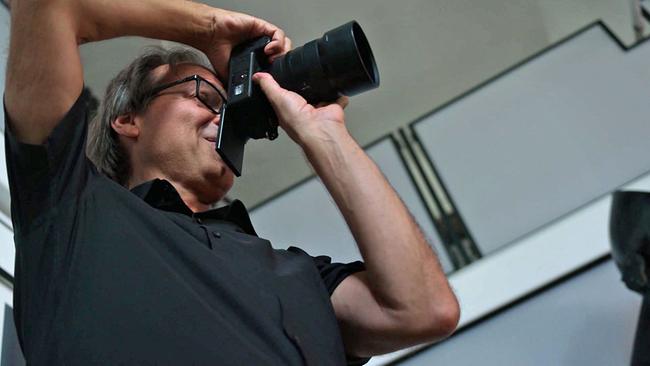 © ORF Lukas Beck agiert mit Fotoapparat