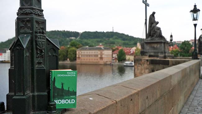 © ORF Radka Denemarkovás Buch "Kobold" auf Brücke in Prag