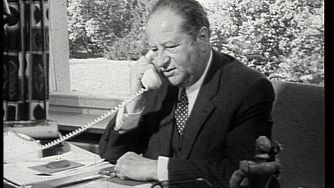 © ORF Bruno Kreisky telefonierend