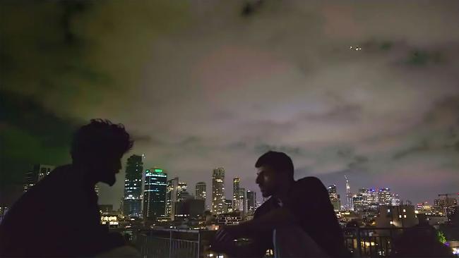 Filmstill "Naza", Interview vor der nächtlich beleuchtenden Stadt Tel Aviv