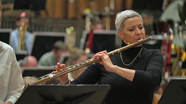 Maria Kalesnikava spielt Querflöte