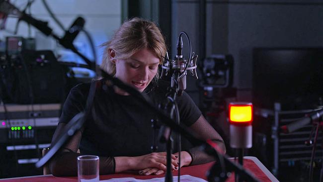 Synchronsprecherin in Studio bei Aufnahme