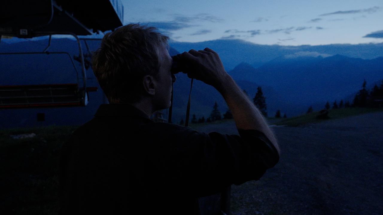 © ORF Max Müller mit Fernrohr in der Dämmerung