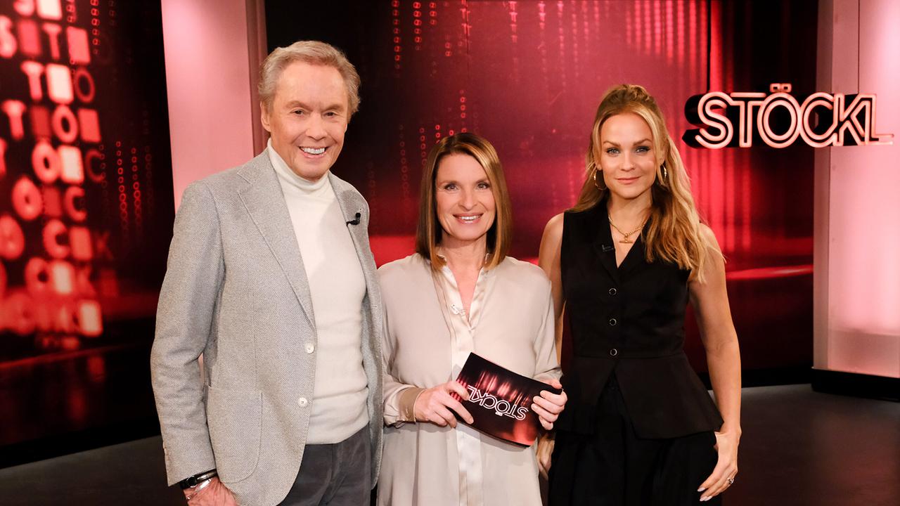 Peter Kraus neben Moderatorin Barbara Stöckl und Mirjam Weichselbraun im STÖCKL Studio