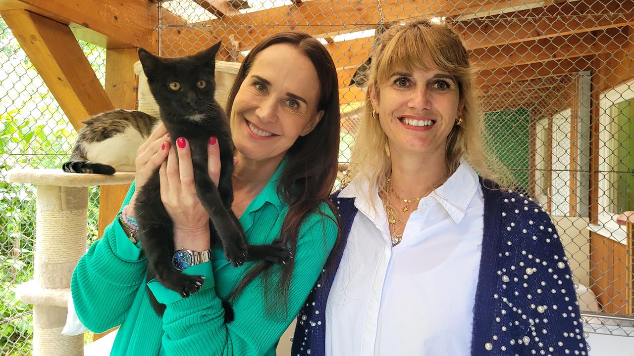 Maggie Entenfellner mit Marlies Lochmann vom Tierheim Hallein