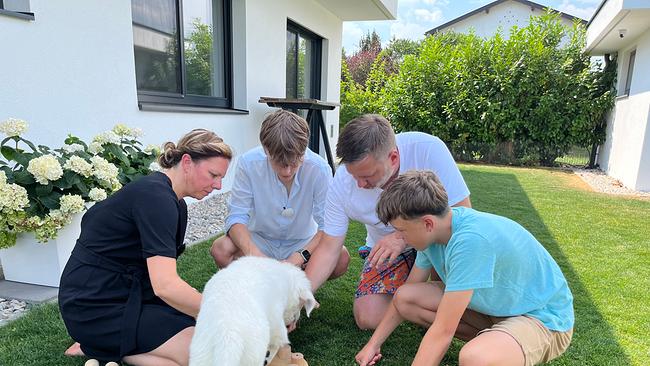 Familie Hollerer mit Welpe Rudi